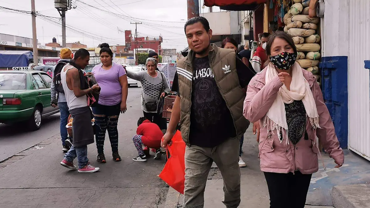 multitud gentio mercado abastos aglomeracion